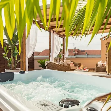 Rooftop Sealavie, Private Jacuzzi,
